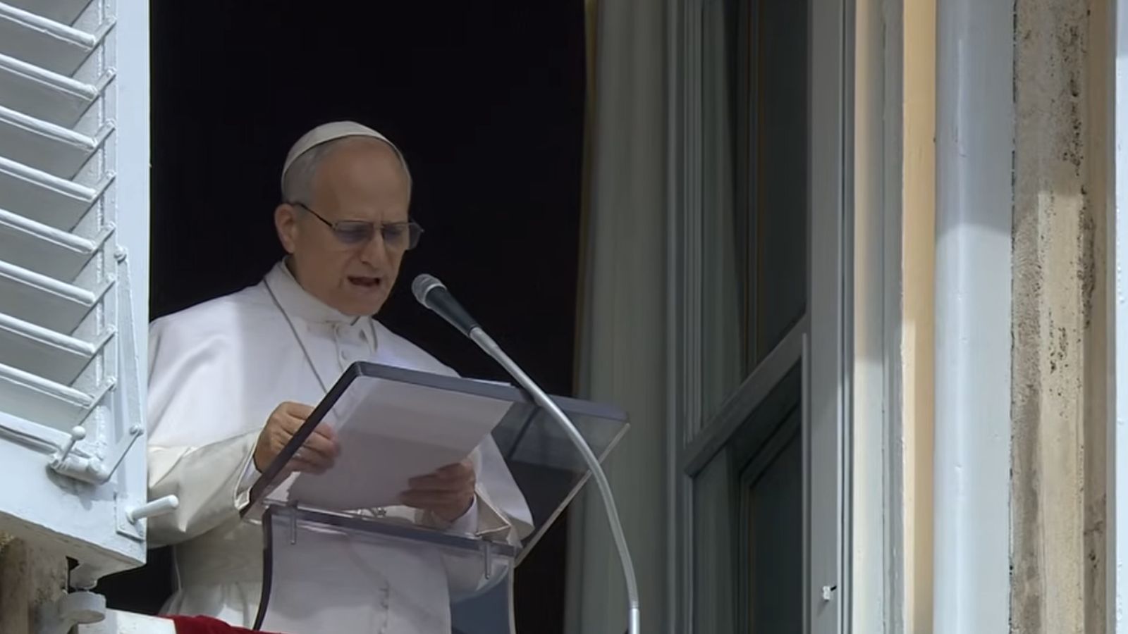 León XIV, durante el Angelus