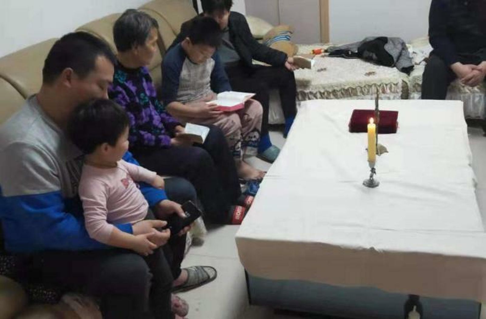 Reunidos en oración en un domicilio, en China