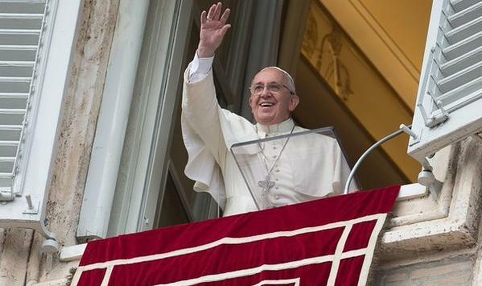 El Papa saluda desde la ventana