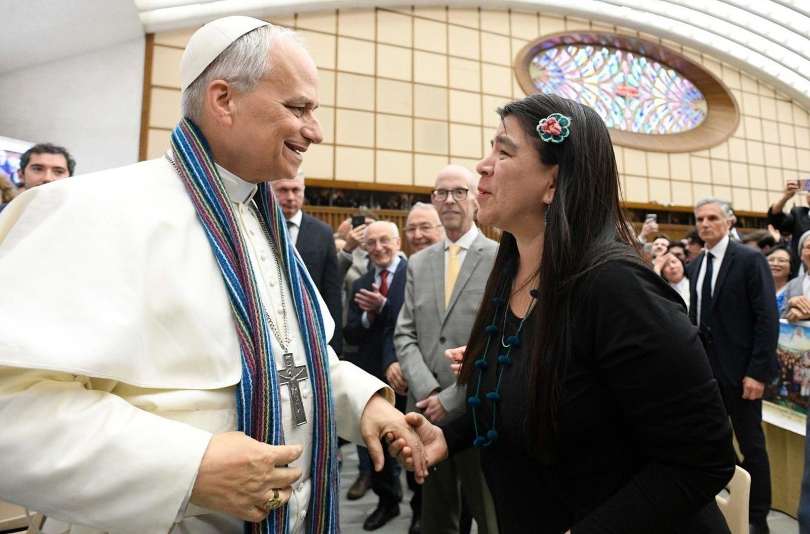 El papa León XIV con una bufanda regalada por la periodista peruana Paola Ugaz