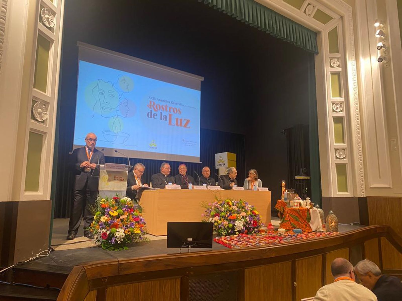 Mesa presidencial de la Asamblea General de CONFER