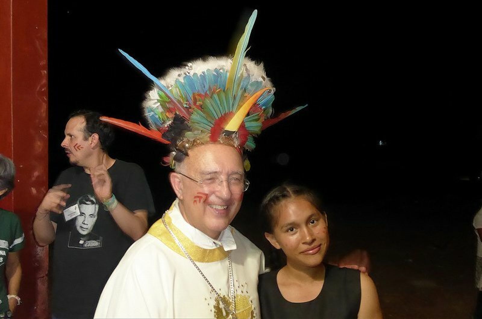 Monseñor Barreto con plumas