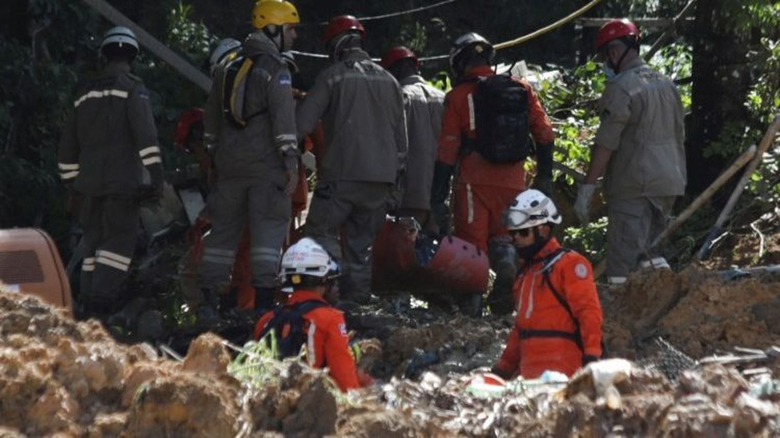 Bomberos trabajando en Recife