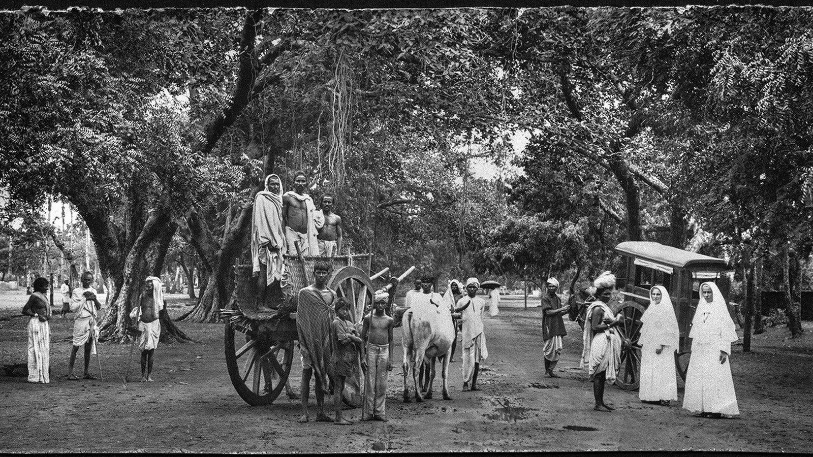 La dr.ssa sor Mary Glowrey JMJ (a destra) a Guntur, India, 1925