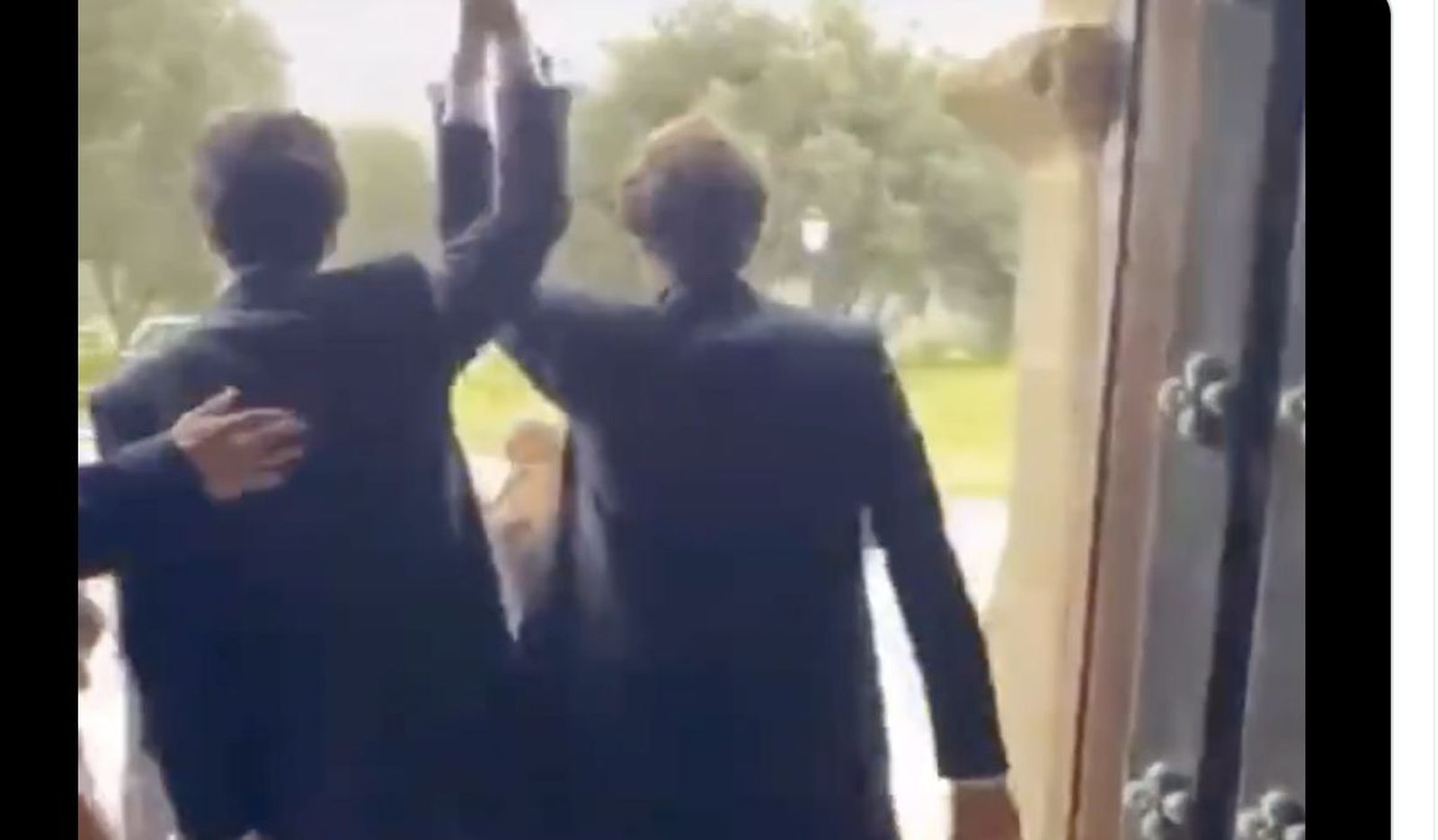 La pareja sale de la ermita