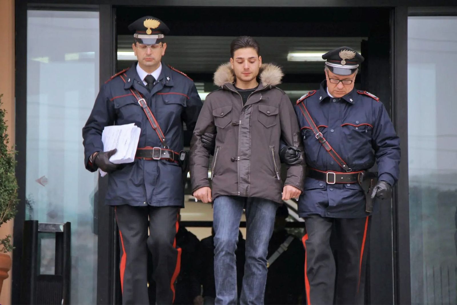 Carabinieri trasladan a un capo mafioso italiano, en una foto de archivo