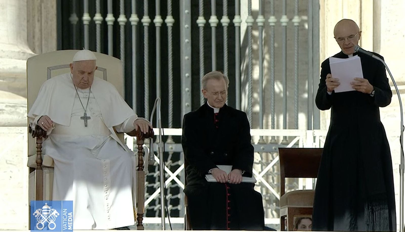 Un ayudante lee la catequesis del Papa en la audiencia general