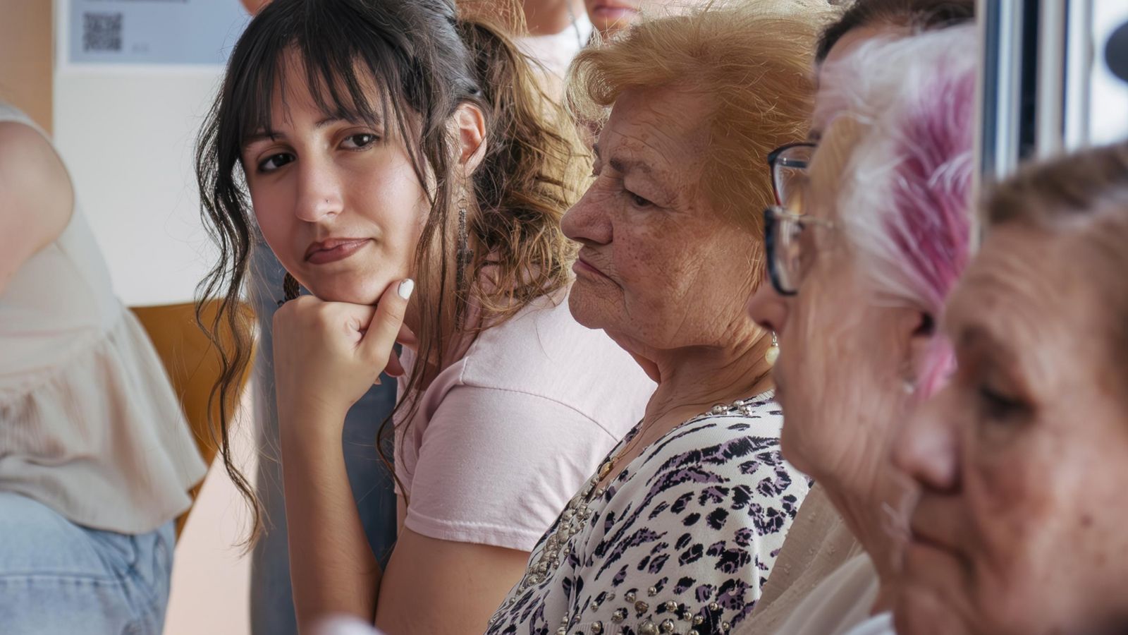 Asistentes al encuentro sobre edadismo en el Centro Social de Personas Mayores en El Llano (Gjón).