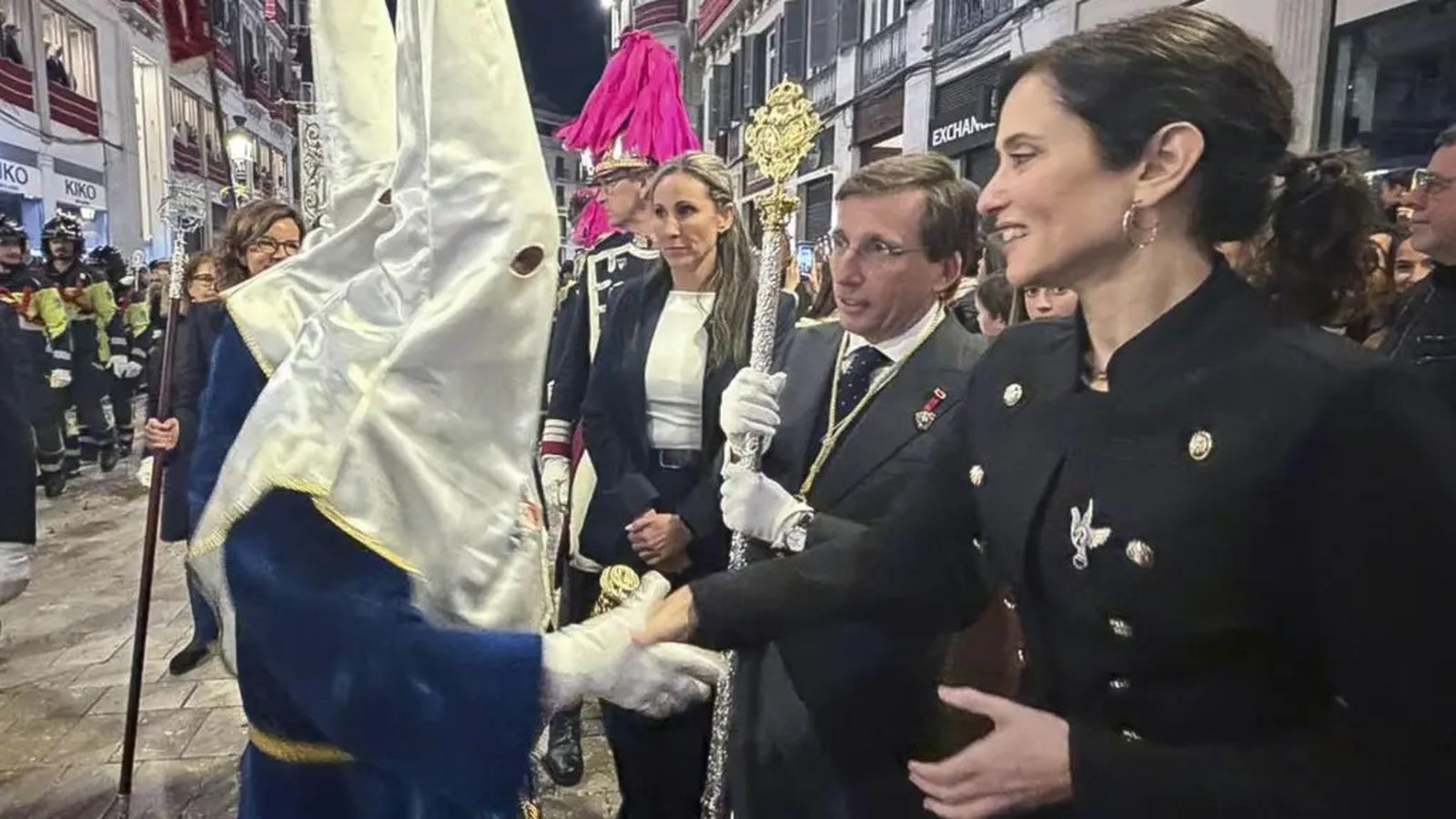 Ayuso y Almeida en la procesión