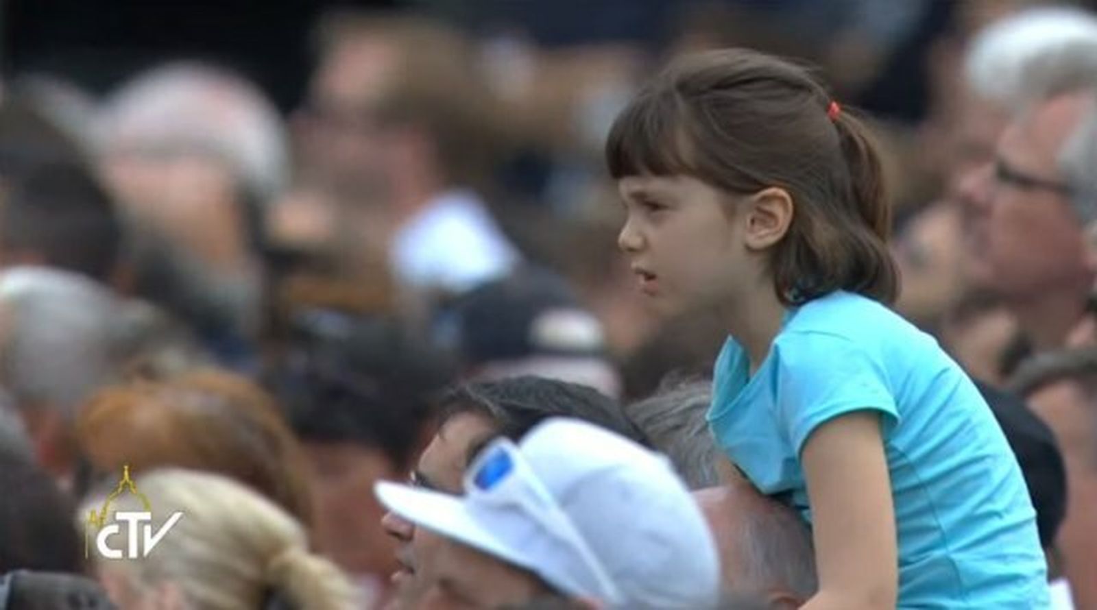 Una niña sigue hoy el Regina Coeli del Papa