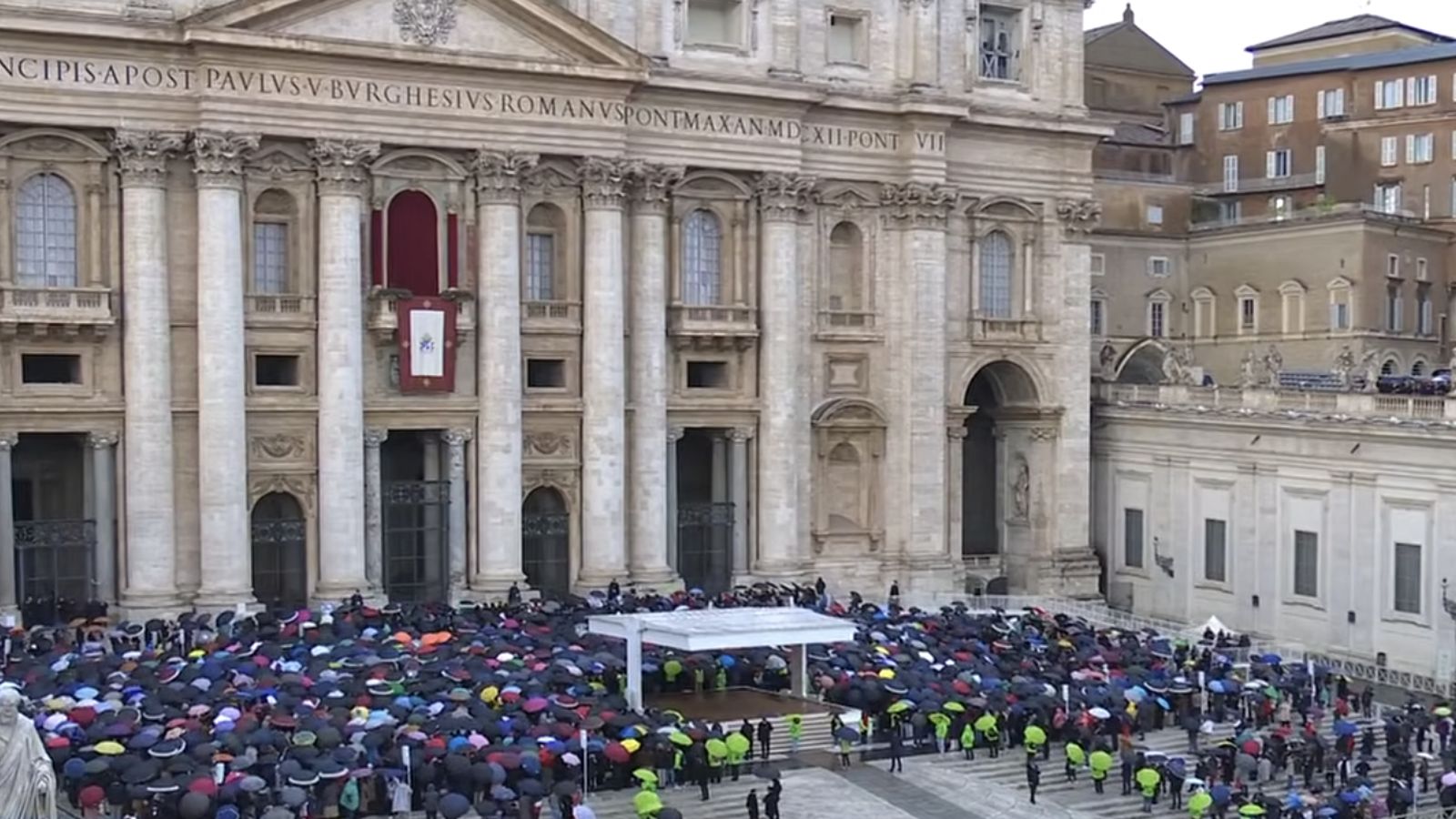 Bendición Urbi et Orbi bajo la lluvia