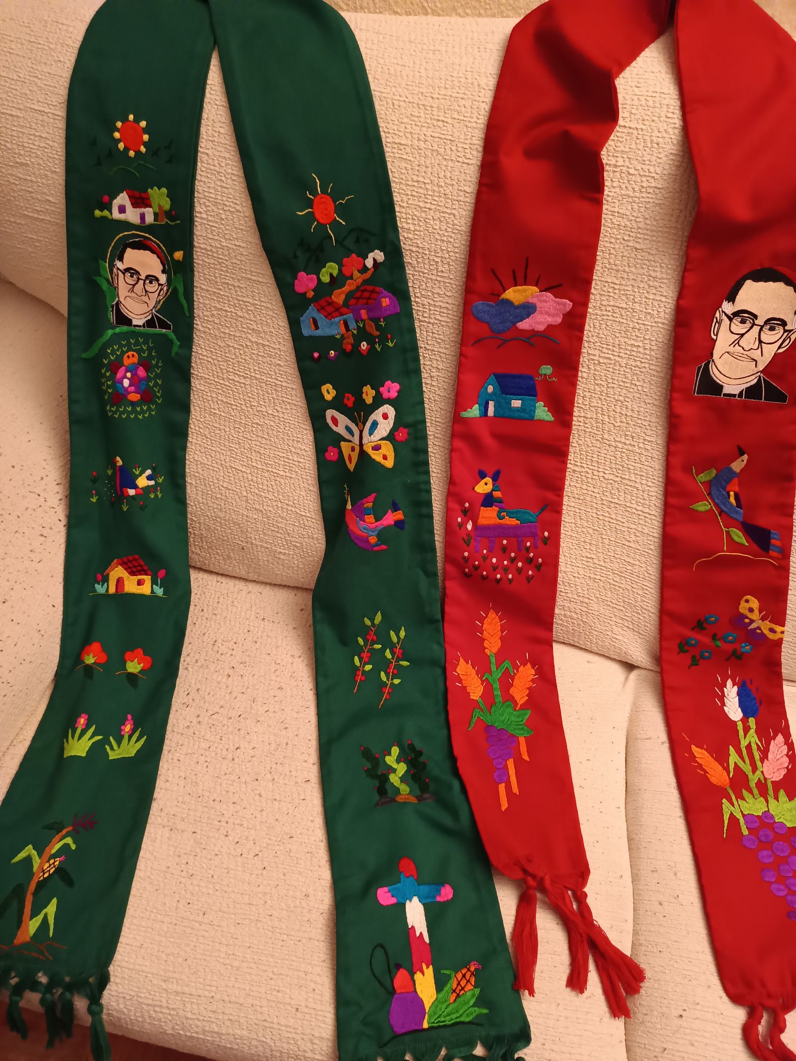 Estolas bordadas por las campesinas del Salvador