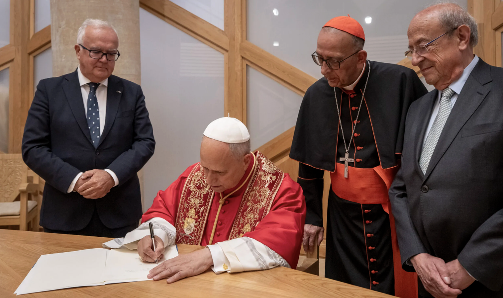 El Papa, junto a Omella, al notario de Cataluña, y al responsable de la Sagrada Familia