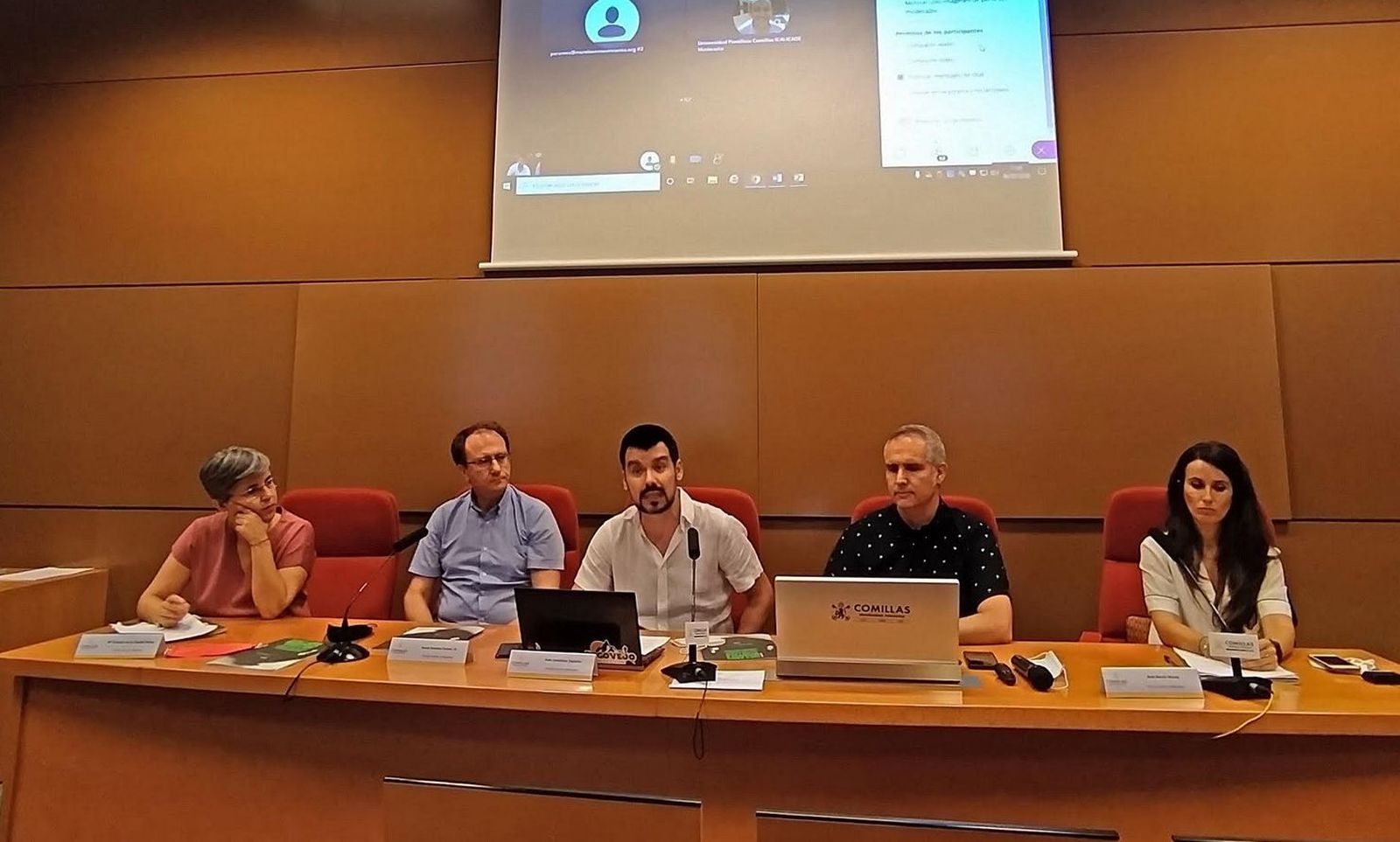 Mesa de presentación del informe sobre los CIE