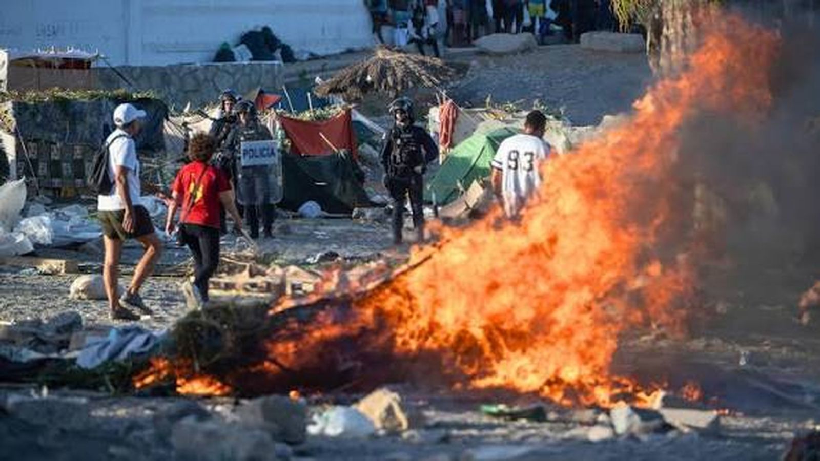 Manifestantes queman campamento de inmigrantes