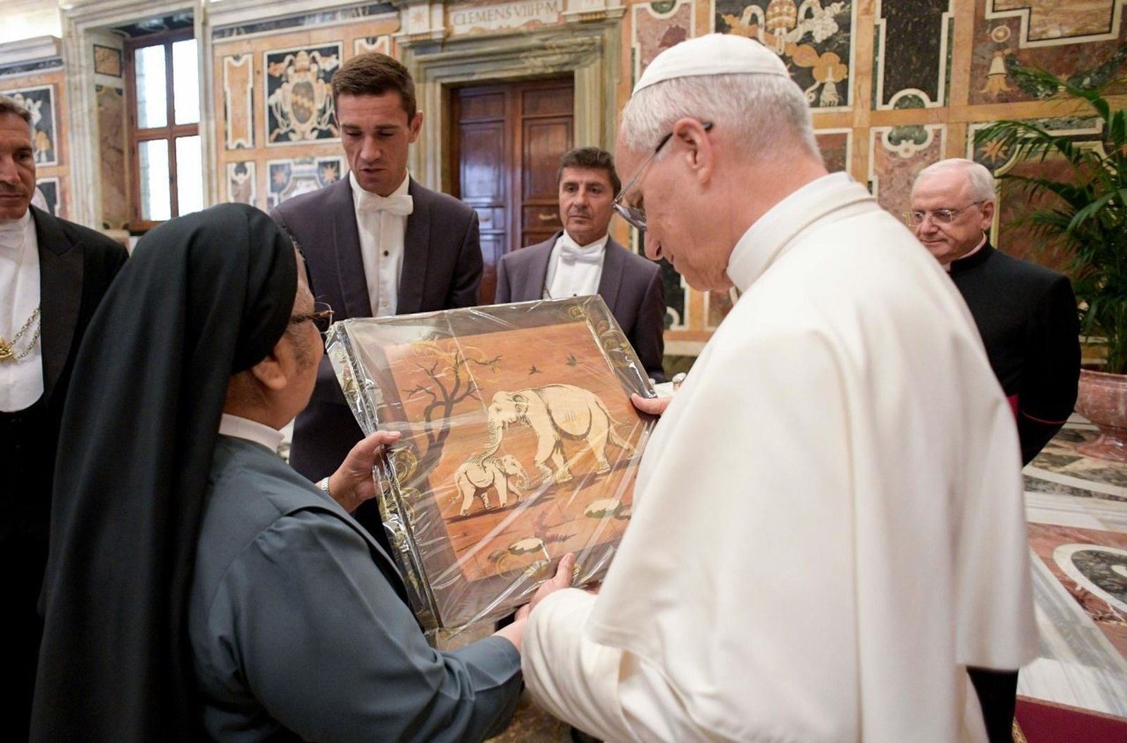 El Papa recibe un regalo durante una audiencia a la vida religiosa