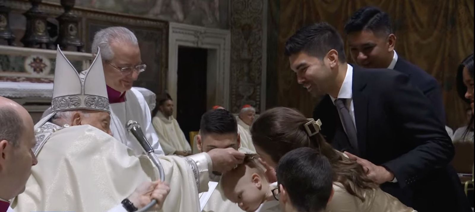 El Papa bautizó a uno de los pequeños