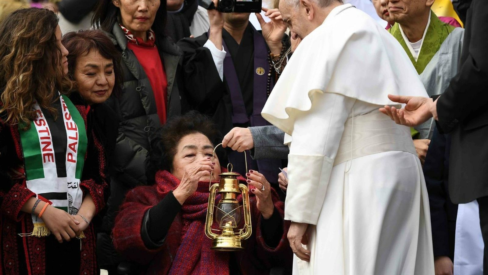 Católicos japoneses con el papa Francisco