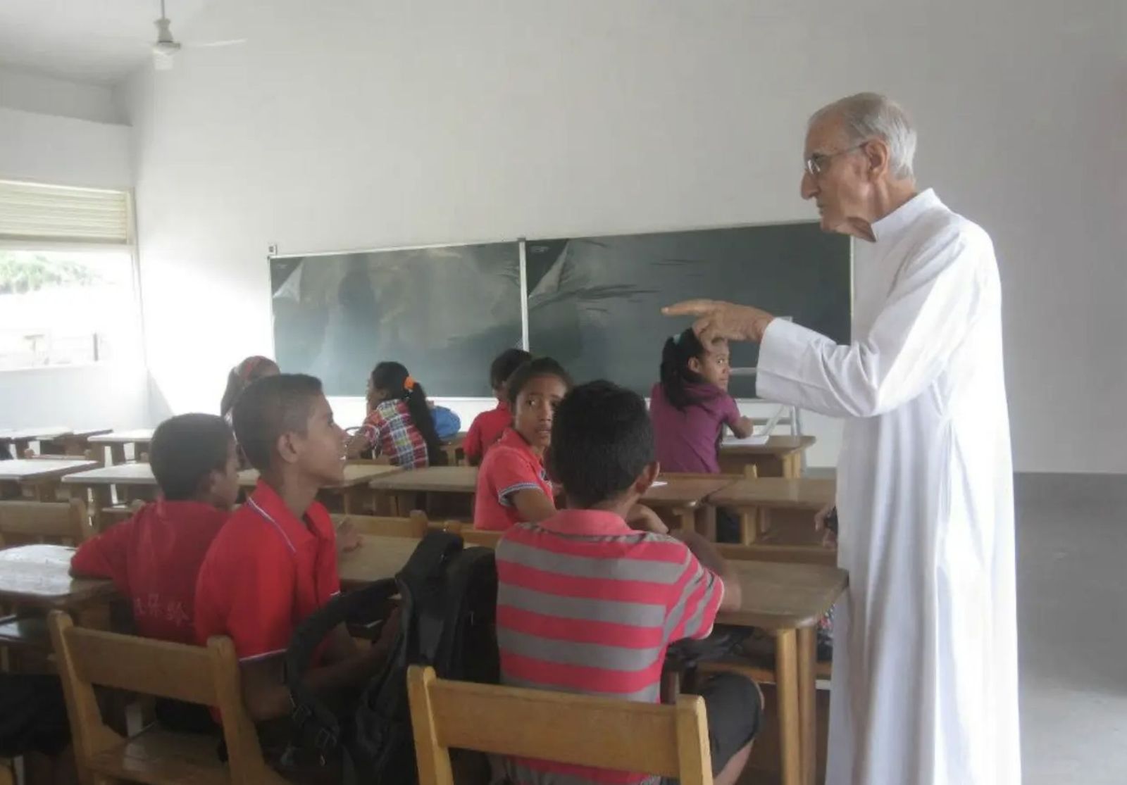 El jesuita Joao Felgueiras en una escuela de Timor Oriental