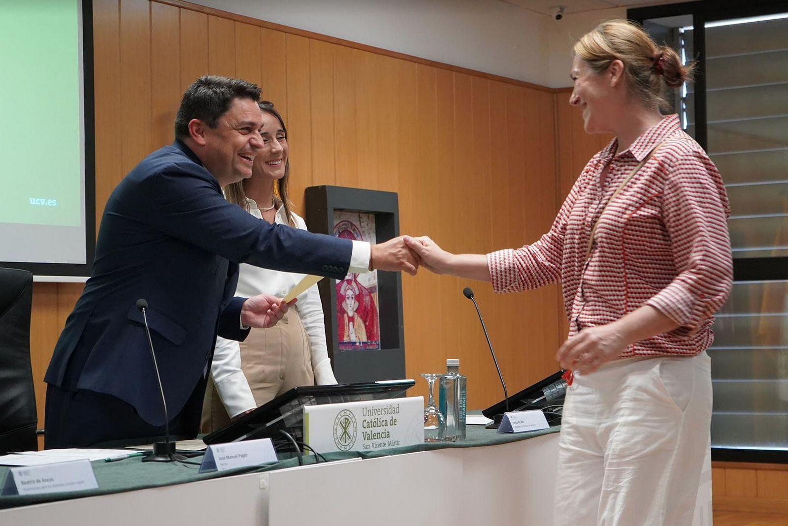 José Manuel Pagán entrega el título a una alumna