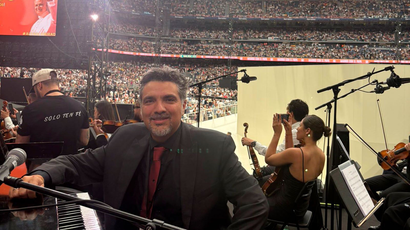 El compositor Julio Awad en el encuentro con León XIV en el Bernabéu