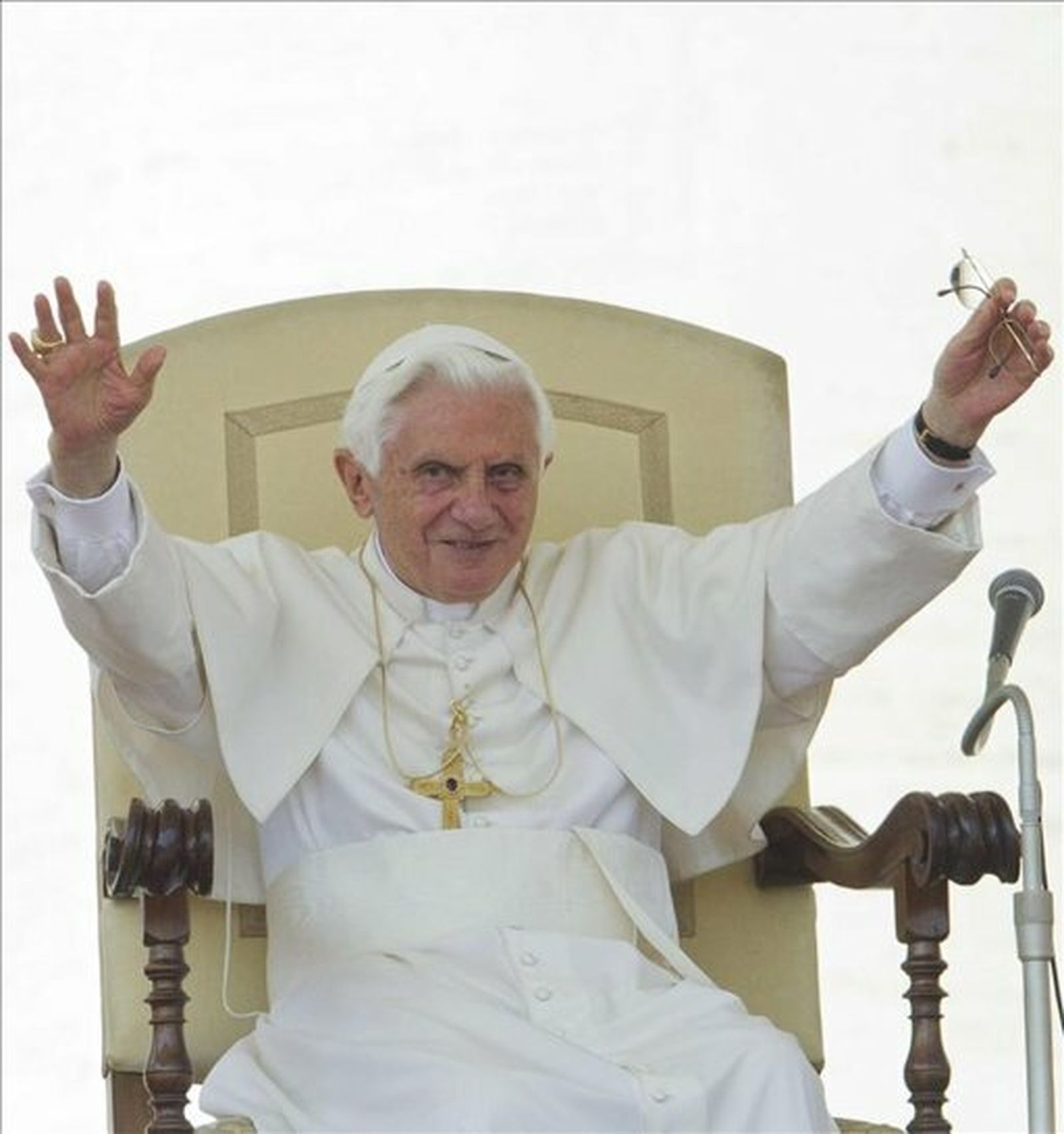 Benedicto XVI saluda a los fieles