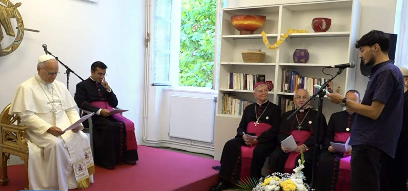 Un refugiado afgano relata su testimonio al papa