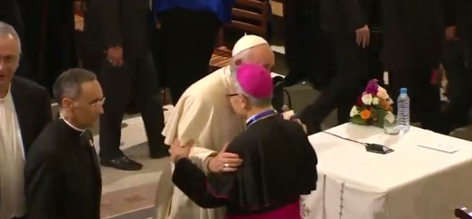 El Papa abraza a monseñor Agrelo
