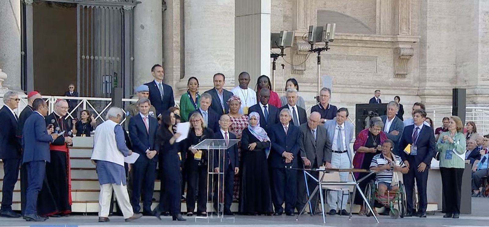 Gambetti y Parolin, con los Premio Nobel