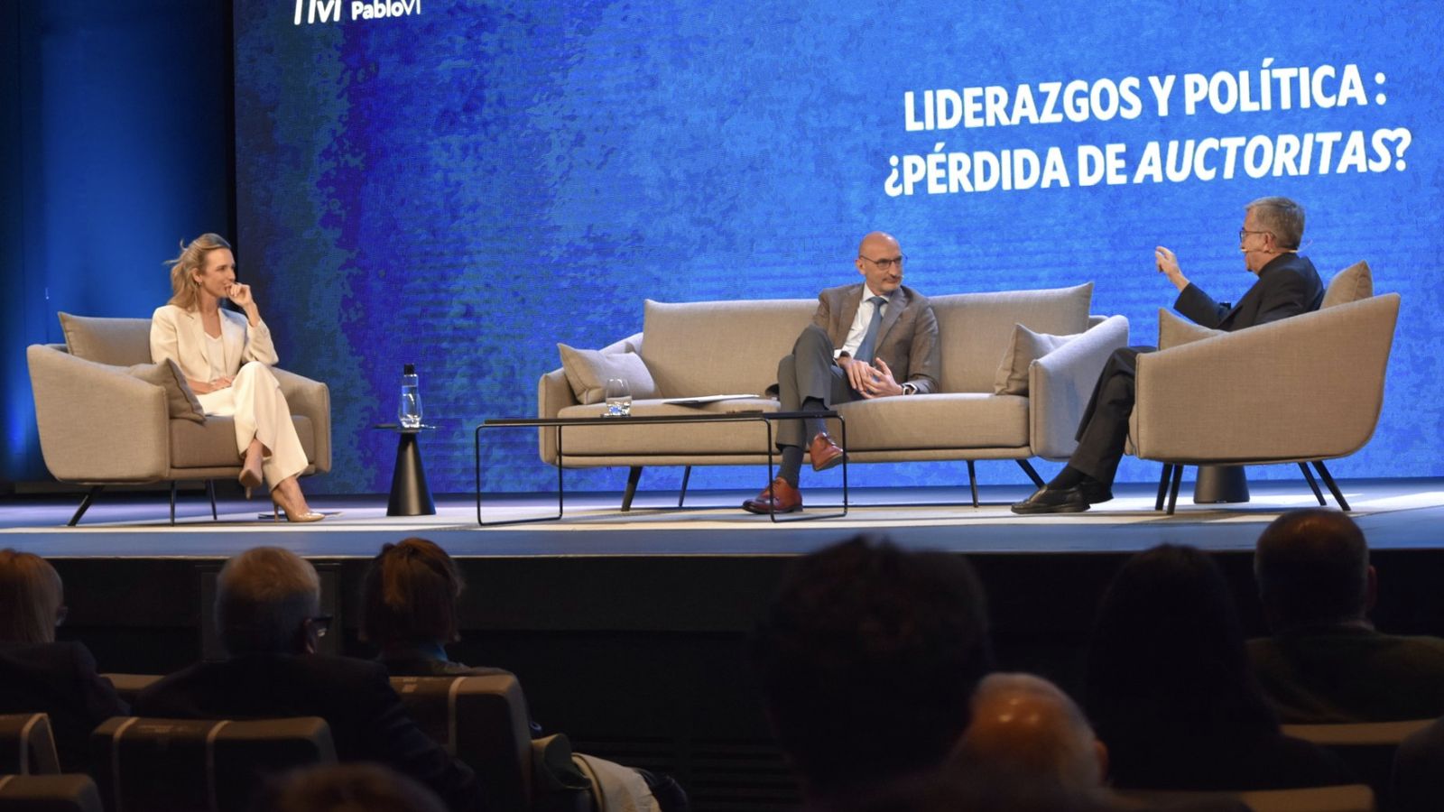 Un momento del debate en el auditorio