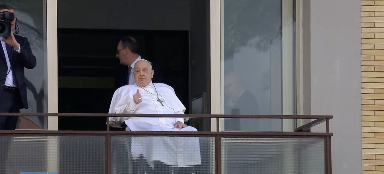 El Papa hace el gesto de saludo a los fieles
