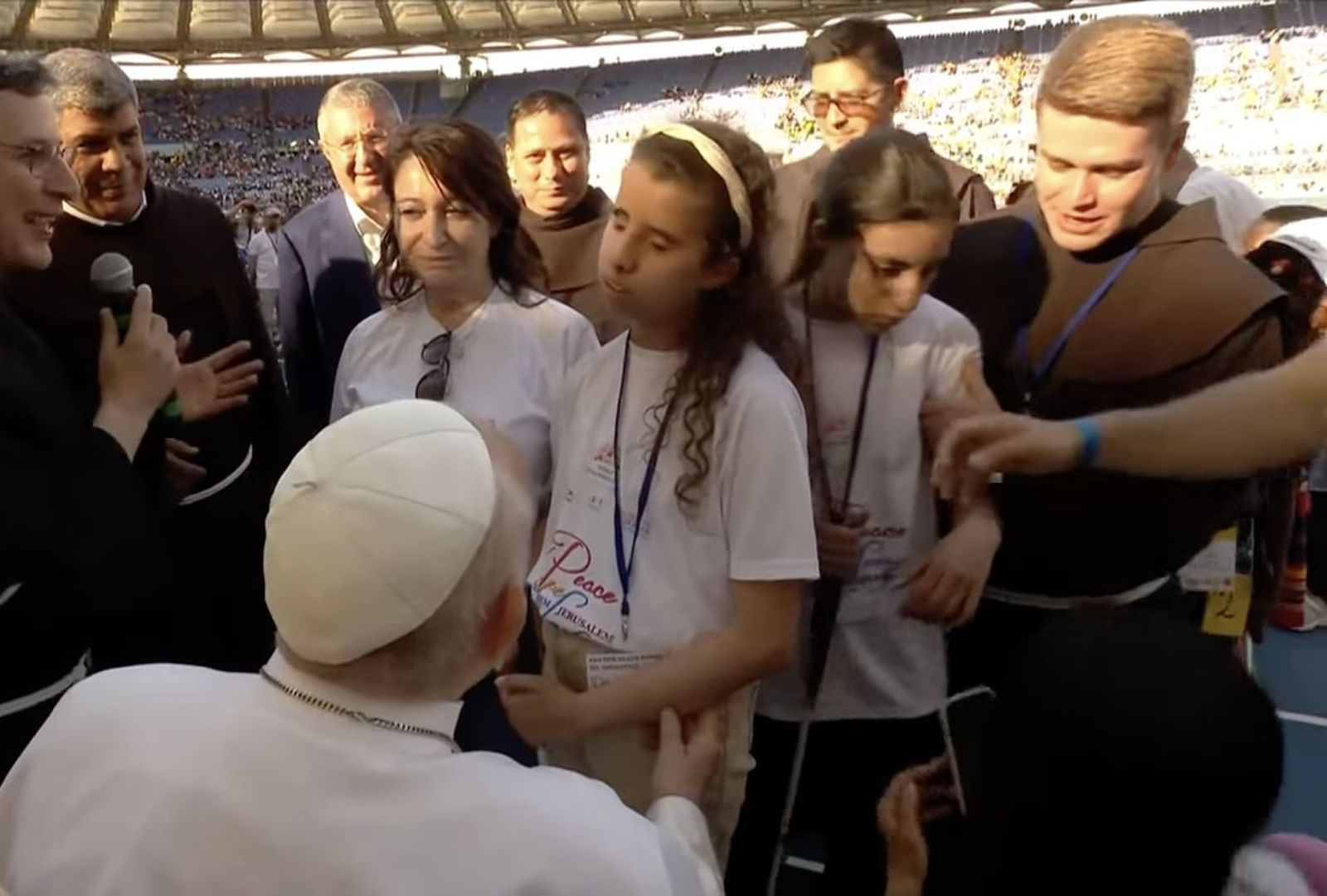 Francisco saluda a unas niñas ciegas llegadas de Gaza