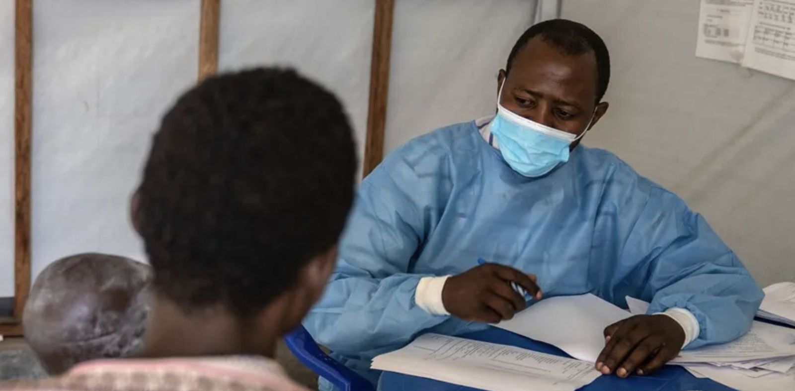 Personal médico atiende a un niño que sufre de mpox en el Centro de Salud de Munigi en Munigi, República Democrática del Congo. EFE/EPA/Moise Kasereka