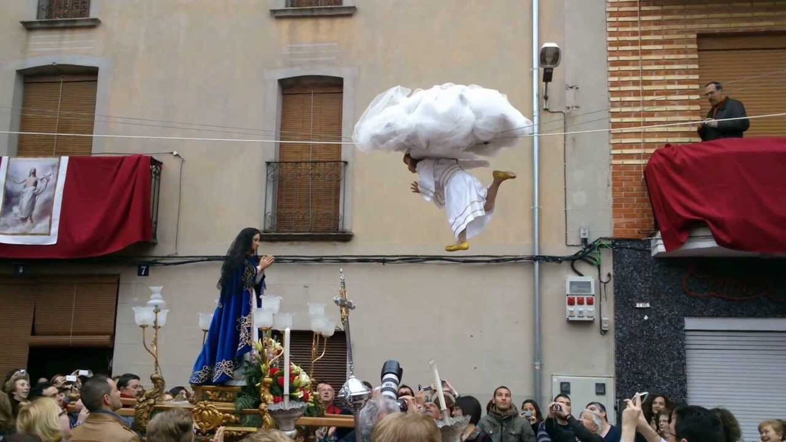 El “Angelet de la corda”, representado por un niño, conmemora el Domingo de Resurrección en Alfarrasí siguiendo una tradición de 1912