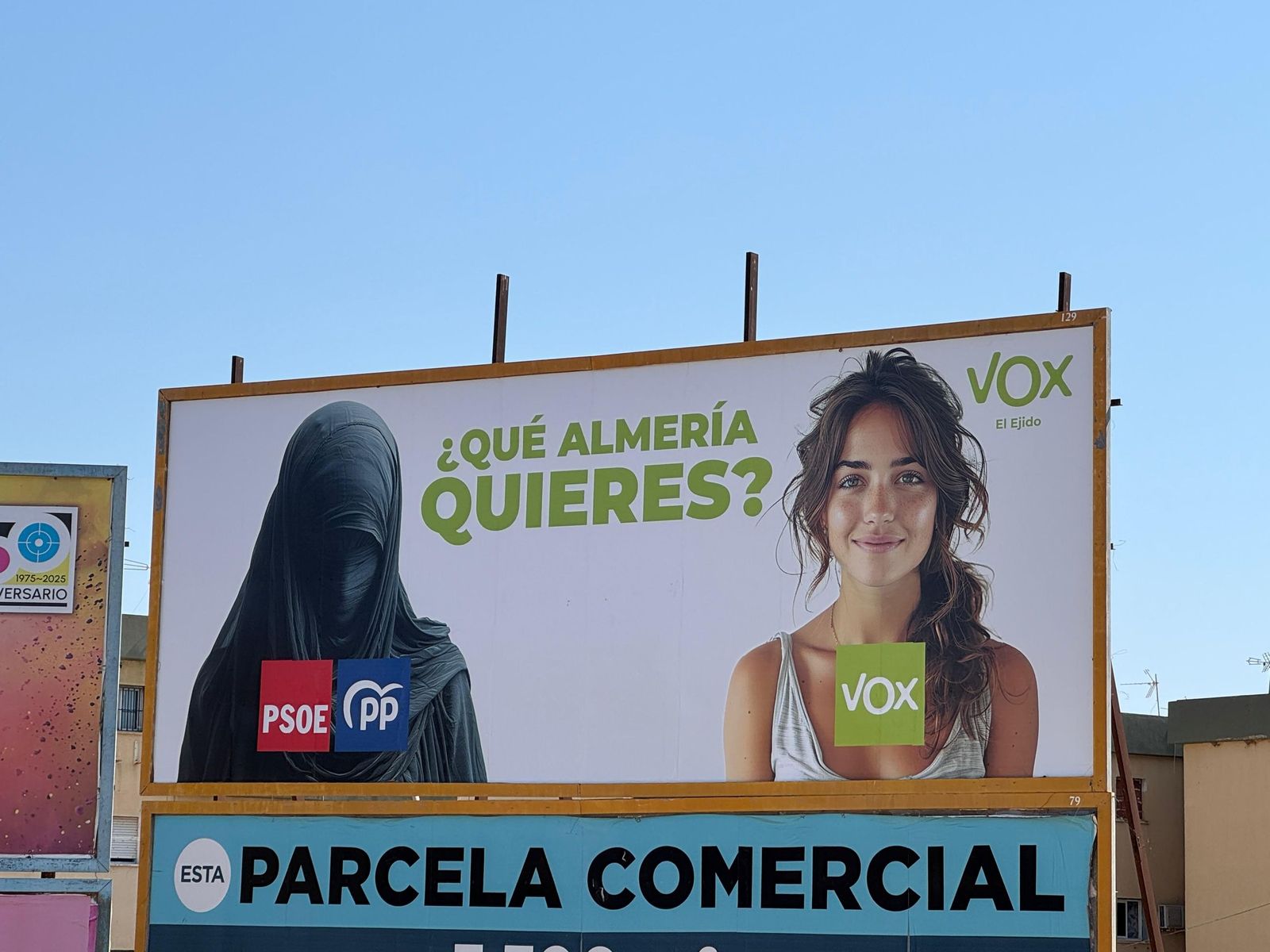 Un cartel en Almería, contratado por VOX, contra el uso del velo