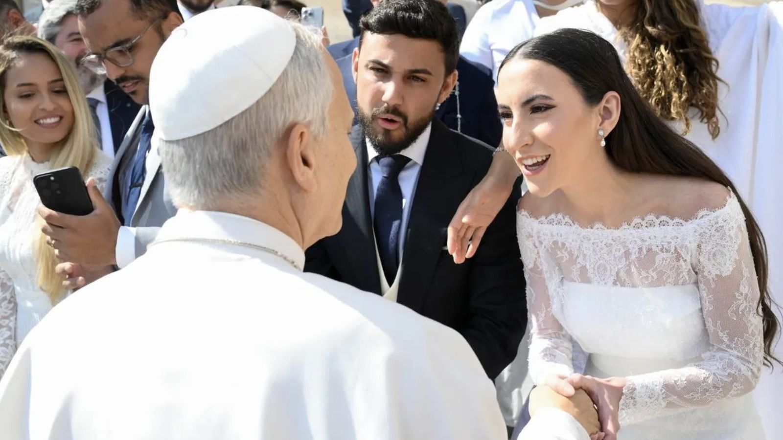 El Papa saluda a unos recién casados
