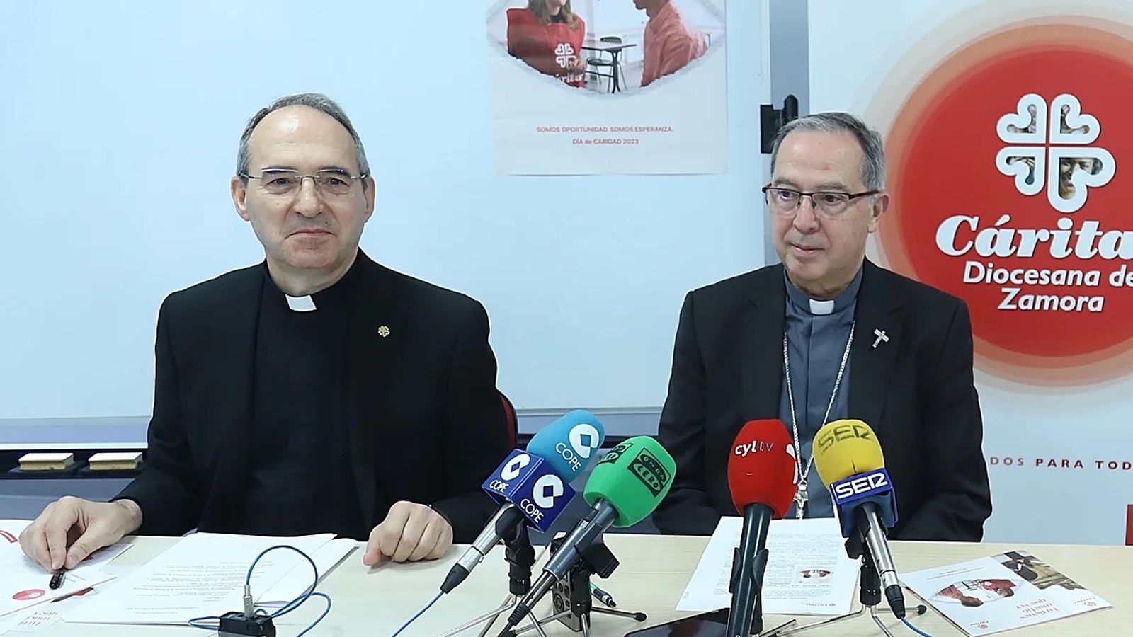 El obispo de Zamora (dcha), Fernando Valera, junto al entonces responsable de Cáritas Diocesana, Antonio Jesús Martín de Lera, en una imagen de archivo. (Ical)