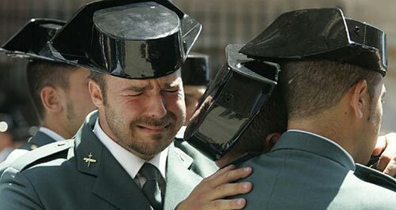 Guardias civiles lloran la pérdida de sus compañeros