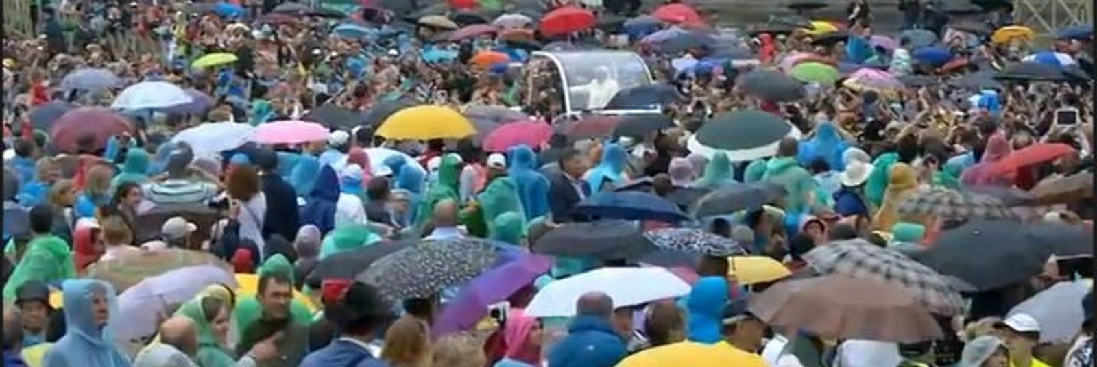 Francisco, entre decenas de miles de paraguas