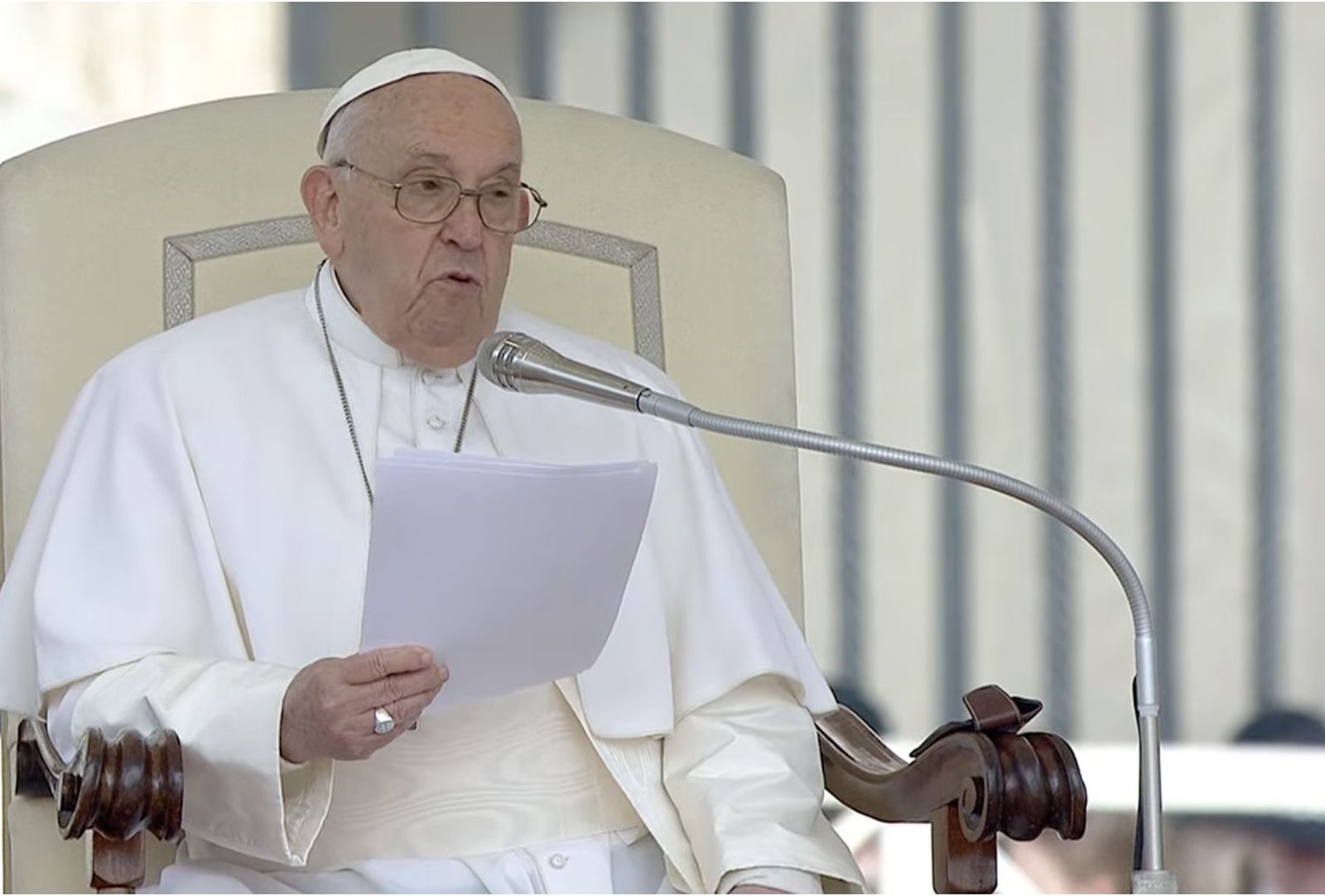 Francisco durante la catequesis