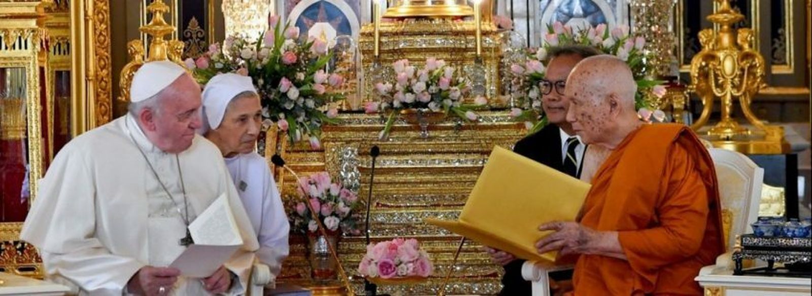 Francisco durante su encuentro con el Patriarca upremo de los budistas de Bangkok