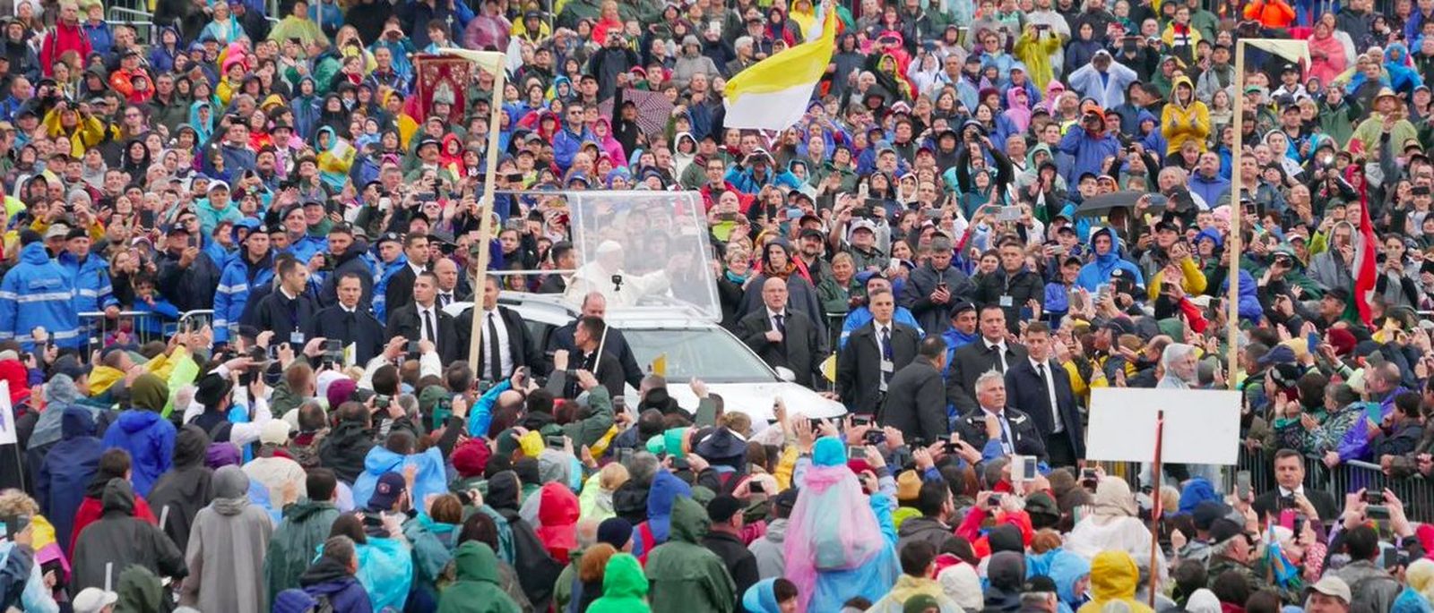 El Papa, recibido por cientos de miles de fieles en el santuario mariano