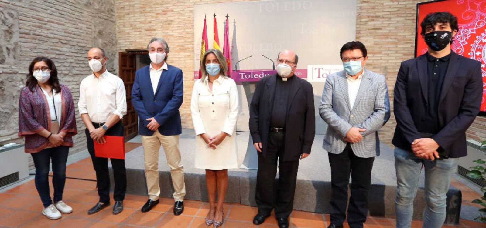 La alcaldesa de Toledo y el deán de la catedral, en el centro