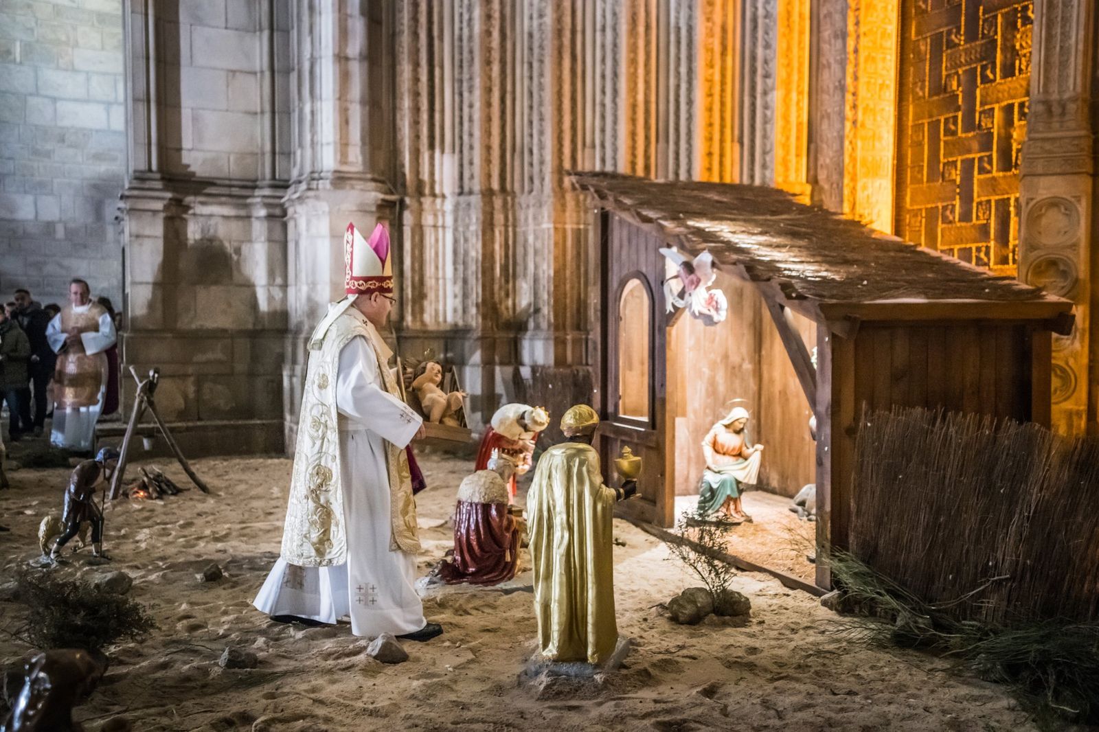 El arzobispo de Toledo, ante el belén de la catedral