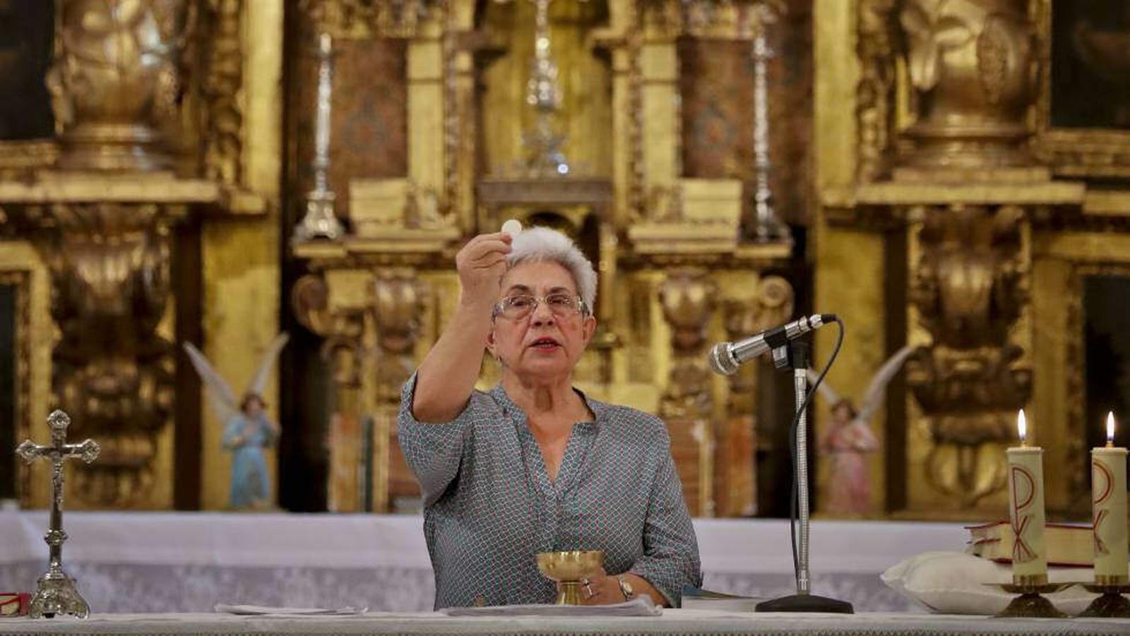 Una mujer realiza el Servicio de la Palabra