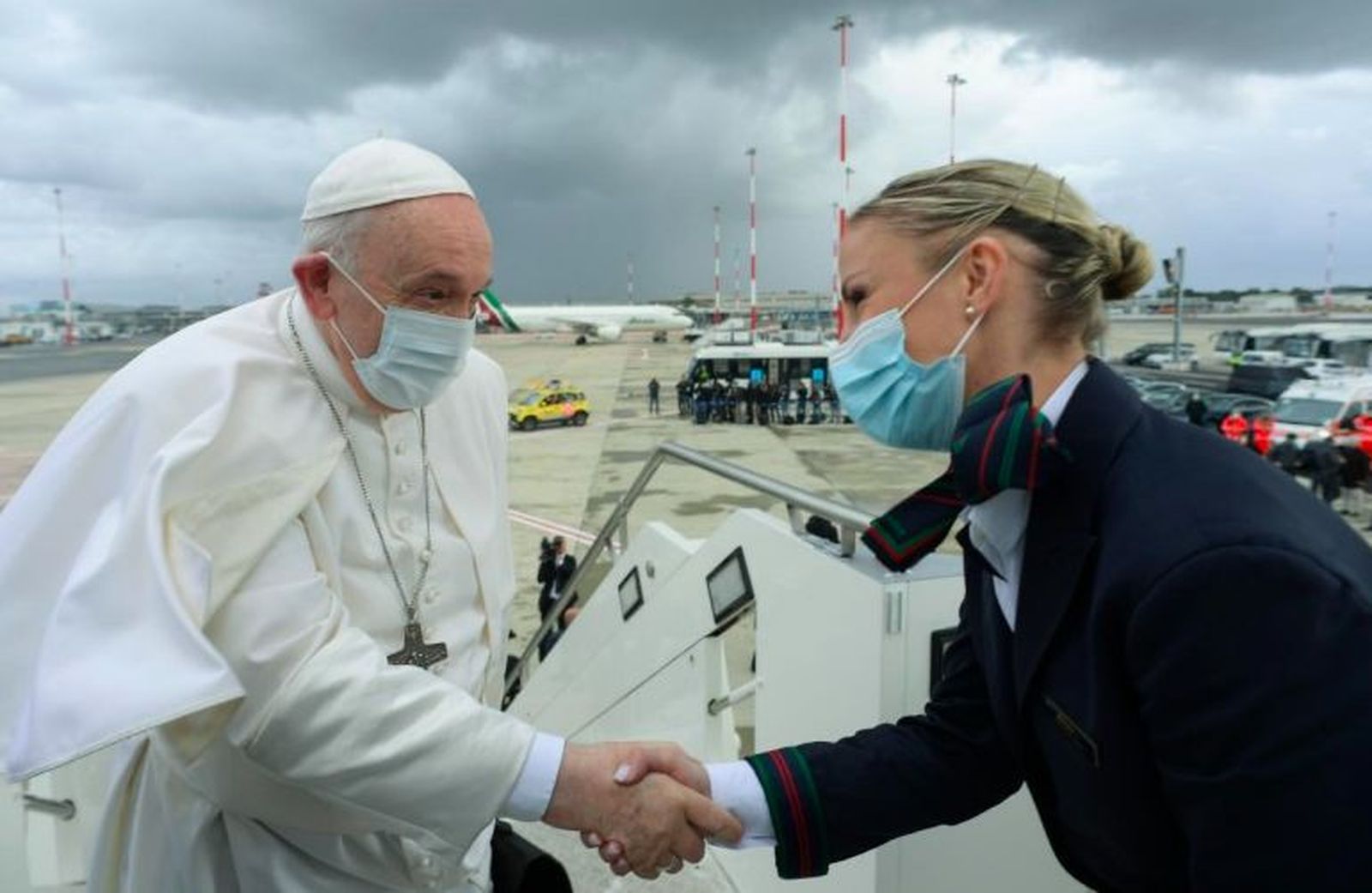 Francisco saluda a una azafata