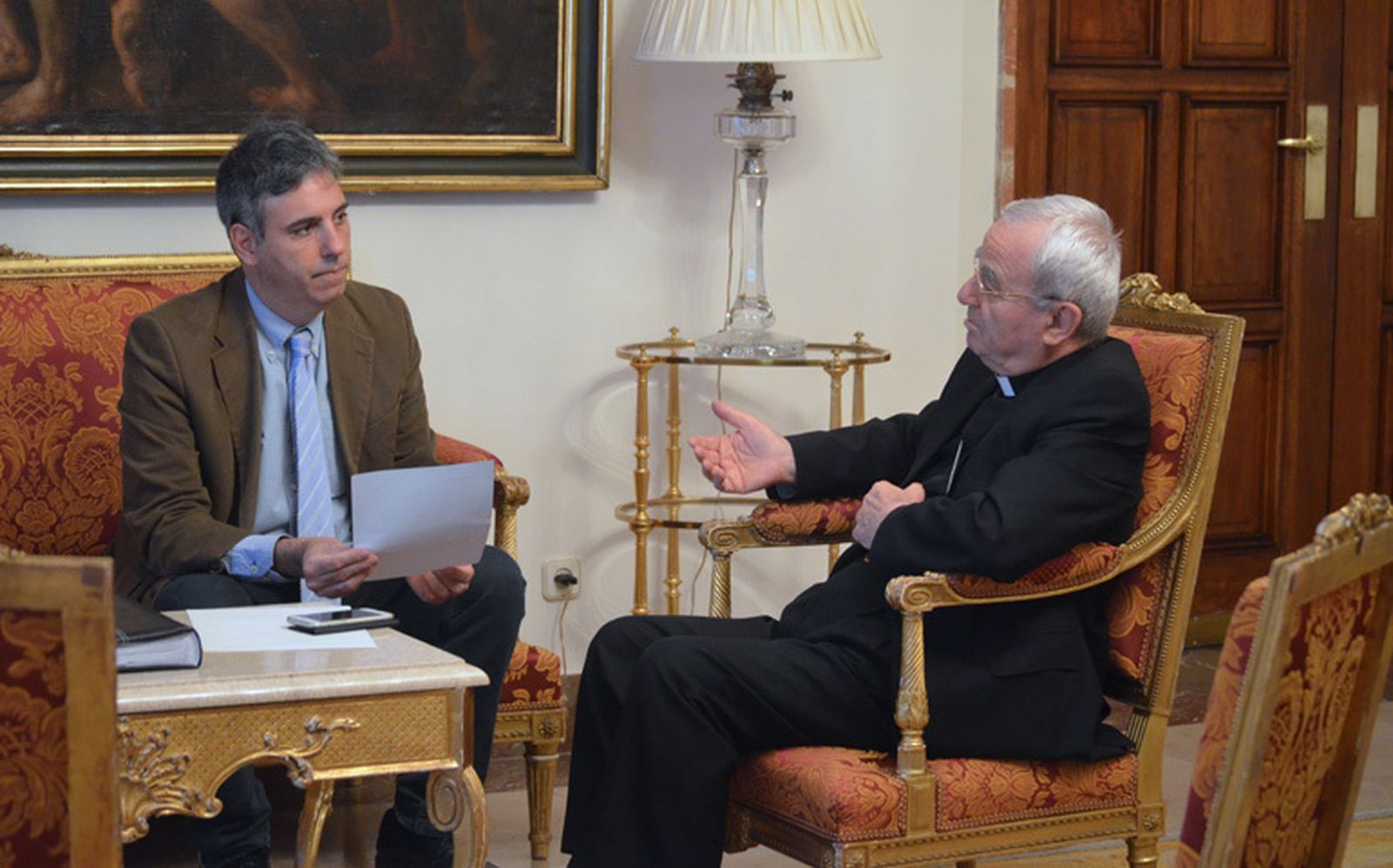 Monseñor Fratini durante la entrevista con el director de Alfa y Omega, Ricardo Benjumea, en la nunciatura apostólica