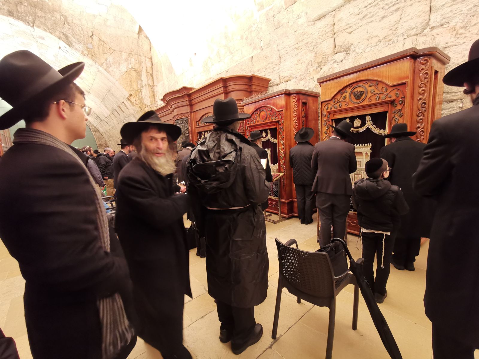 Rabinos en las galerías adyacentes al Muro de las Lamentaciones