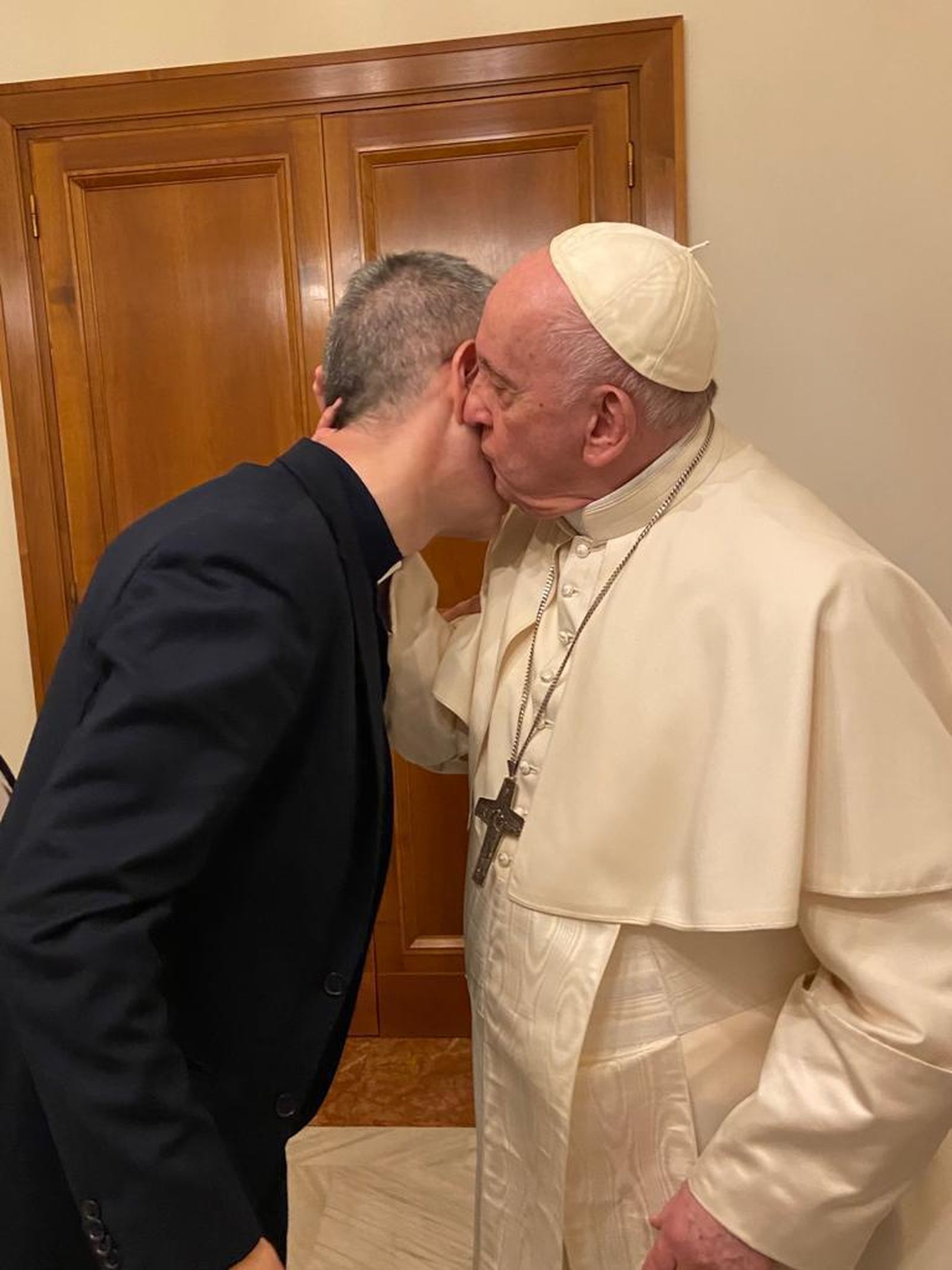 El beso de Francisco a Bertomeu