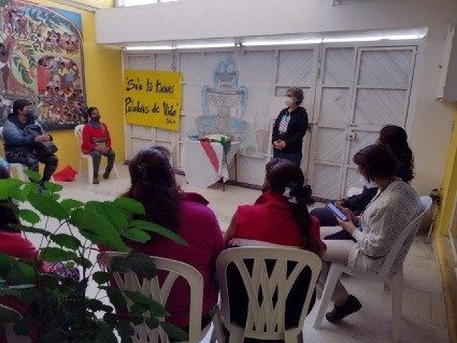 La misionera Lucía Herrerías compartiendo la Palabra